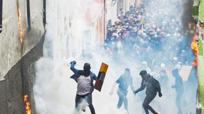 시위도 기름띠도 "너 때문"···중남미 밉상된 베네수엘라, 왜