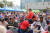 지난 5일 인천시 부평구 부평역 북부광장에서는 나눔의 짜장차 희망 나눔 축제가 열렸다. 비영리 단체 &#39;아름다운 동행 인천&#39;은 이날 1500여 그릇의 짜장면을 나누는 봉사활동을 진행했다. [사진 아름다운 동행 인천]