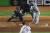 13일 ALCS 1차전에서 잭 그레인키로부터 솔로홈런을 때려내는 뉴욕 양키스 글레이버 토레스(오른쪽). [AP=연합뉴스]