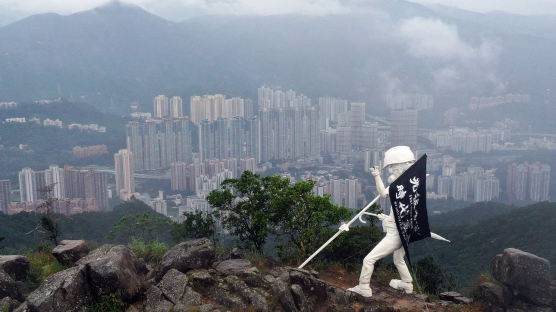방독면 쓰고 우산 들었다, 홍콩 사자산 정상에 '자유의 여신상'