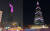 사우디아라비아 리야드의 랜드마크인 킹덤타워(왼쪽)와 알 파이살리야 타워가 방탄소년단을 상징하는 색깔인 보랏빛으로 물들어 있는 모습. [연합뉴스]