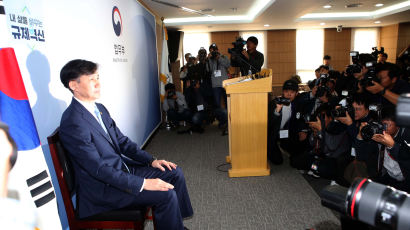 법무부 국감 하루 전 조국 사퇴…김오수 차관이 대신 출석