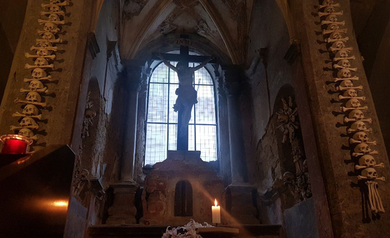 체코의 성당이 진짜 인간의 해골과 뼈로 장식된 까닭은?