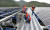 한국수자원공사 직원들이 10일 충북 충주호에 설치된 수상태양광 발전 설비를 살펴보고 있다. 프리랜서 김성태