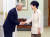2014년 7월 25일 오전 청와대에서 당시 박근혜 대통령이 마스조에 요이치 도쿄도지사를 접견하면서 악수를 하고 있다. [청와대사진기자단]