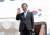 지난 4월 30일 쿠웨이트와 콜롬비아, 에콰도르 공식 방문길에 오른 이낙연 국무총리가 서울공항에서 대통령 전용기에 오른 뒤 인사하고 있다. [연합뉴스]