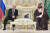 14일 빈 살만 사우디 왕세자(오른쪽)를 만난 푸틴 러시아 대통령. [연합뉴스]