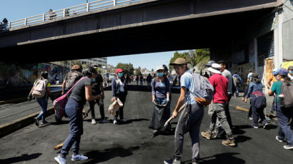 [서소문사진관]반정부 시위 이어지던 에콰도르···시위대, 경찰 함께 거리청소 나서