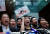홍콩의 야당 의원들이 16일 입법회에서 캐리 람 행정장관의 시정연설 중단을 요구하며 시위를 벌이고 있다. [로이터=연합뉴스]