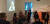 백남준의 &#39;몽골 텐트&#39;(오른쪽) 작품이 전시된 방에서 미술 담당 언론인들이 전시를 기획한 이숙경 큐레이터의 설명을 듣고 있다. 런던=김성탁 특파원