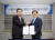 박일준 한국동서발전 사장(오른쪽)과 정균 하나티이씨 대표가 협약 체결 후 기념 촬영을 하고 있다.