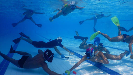 [서소문사진관]숨을 오래 쉬지 않으면 이기는 게임…인도네시아의 수중하키팀 훈련