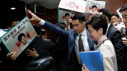 [서소문사진관]시진핑 가면 쓴 홍콩 야당 의원들, 캐리 람 물러가라