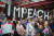 지난 10일(현지시간) 도널드 트럼프 미국 대통령이 참석하는 미네소타주 미니애폴리스 타깃센터 밖에서 트럼프 반대 시민들이 ’탄핵하라“ 슬로건을 들고 항의집회를 하고 있다. [AFP=연합뉴스]