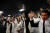 14일 생추어리교회에서 열린 합동결혼 예배식에 참가한 커플들이 문형진 목사의 주례로 결혼서약을 하고 있다.[AFP=연합뉴스] 