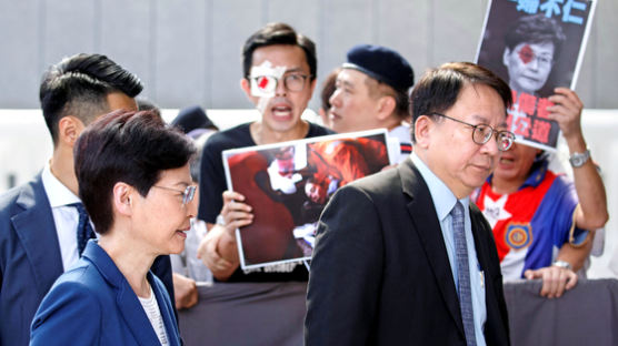 홍콩 캐리 람, "사퇴하라" 야당 의원 반발로 시정연설 중단