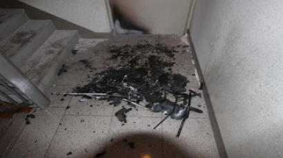 “호기심에 라이터로”…중학생이 아파트 복도에 불 질러 유모차 태워