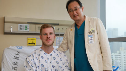 독일서 가슴뼈 기형 수술 실패한 스웨덴인, 한국서 재수술 받고 희망 찾았다