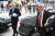 장클로드 융커 EU 집행위원장(오른쪽)과 미셸 바르니에 브렉시트 협상 EU 수석대표가 EU 정상회의장에 도착하고 있다. [AFP=연합뉴스]