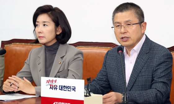 황교안 자유한국당 대표가 17일 서울 여의도 국회에서 열린 최고위원회의에서 모두발언을 하고 있다. 