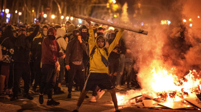 [서소문사진관] 스페인 카탈루냐 사흘째 격렬 시위, 수백명 다쳐