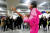 ‘프라다 리네아 로사’가 독특하고 현대적인 패션을 새롭게 선보 였다. 사진은 지난 7일 프라다와 협업해 미국의 배우 겸 가수인 윌로우 스미스가 영국 런던에서 공연하는 모습. [사진 프라다]