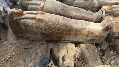 [서소문사진관] 이집트 나일강변 고대 도시에서 채색 목관 20여개 발견