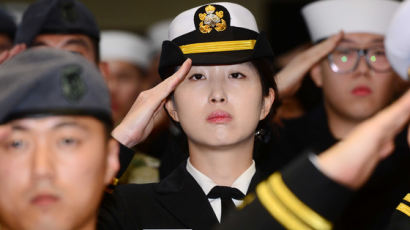 '해군 장교 출신' 최태원 회장 딸, 美싱크탱크 연구원 됐다 