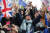 보리슨 존슨 영국 총리의 브렉시트 합의안에 대한 의회 승인을 보류토록 한 법안이 하원을 통과하자 EU 잔류파 시위대가 환호를 지르고 있다. [로이터=연합뉴스]