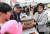 서울 광화문광장에서 열린 ‘2017 위아자 나눔장터’에서 리산 여사(선글라스)가 중국대사관 부스에서 물건을 팔고 있다. [중앙포토]