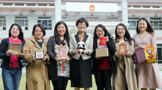 '위아자 13년 개근' 中대사관···추궈홍 기증, 부인 매대 연다