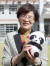 18일 주한 중국대사관에서 리산 중국대사 부인이 ‘2019 위아자 나눔장터’에서 판매할 판다 인형을 들고 있다. 최정동 기자
