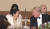 트럼프 대통령과 통역 없이 영어로 대화 나누는 일본 마사코 왕비. 둘이 직접 영어로 대화하자 뒤에 앉은 통역이 먼 곳을 보고 있다. [유튜브 캡처]