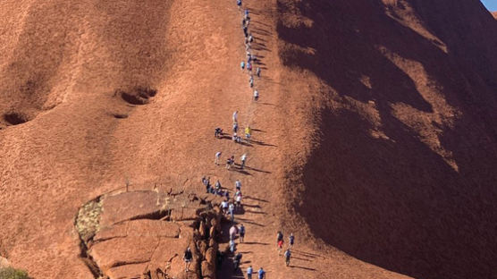 '지구의 배꼽' 호주 울룰루 바위, 등반 금지 앞두고 관광객 몰려