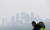 20일 서울 한강 잠수교에서 바라본 서초구 일대가 안개와 미세먼지로 덮여 있다. [연합뉴스]