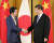 지난 6월 27일 아베 신조 일본 총리(왼쪽)와 시진핑 중국 국가주석이 일본 오사카의 한 호텔에서 정상회담에 앞서 악수를 나누고 있다. [교도=연합뉴스] 