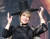 린다 해밀턴이 21일 서울 종로구 포시즌스 호텔 서울에서 열린 영화 ‘터미네이터 : 다크 페이트’ 내한 기자회견에 참석해 선물받은 갓을 쓰고 있다. [뉴스1]