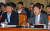 지난 2일 국회에서 열린 문화체육관광위원회 국정감사에서 박양우 문체부 장관(오른쪽)이 의원 질의에 답변하고 있다. [중앙포토]