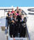 최장 논스톱 비행에 성공한 조종사와 승무원이 시드니 공항에 도착해 시험 비행 성공을 자축하고 있다. [AFP=연합뉴스]