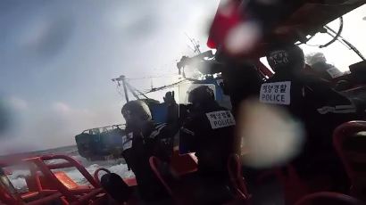 [영상]불법조업 中어선 40척 적발…손도끼 던지며 '격렬저항' 