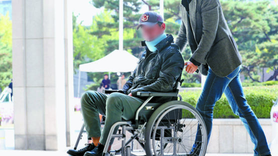 [사진] 조국 동생 휠체어 타고 검찰 출석
