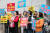 전남 신안군 흑산면 주민들이 지난해 9월 19일 서울 마포구 국립공원관리공단 서울사무소 앞에서 흑산공항 건설을 촉구하고 있다. [뉴스1]
