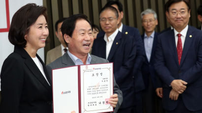 한국당, ‘조국 TF’ 의원들 표창장 수여…“주광덕 하나 더 줘라”