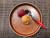 &#39;꿰뚫&#39; 셰프가 직접 만든 백향과(패션 후르츠) 셔벗. 과일을 반으로 잘라 과육을 퍼내고 셔벗을 채워놓은 아이디어가 재밌다. 서정민 기자 