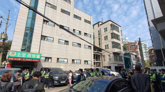 '美대사관 난입' 대진연 압수수색···욕설 난무, 심한 저항에 한동안 중단