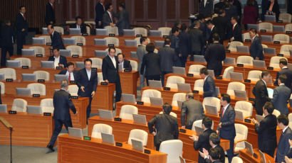 한국당 의석 향했지만…나가는 의원들 다가가 악수 청한 文