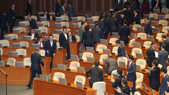 한국당 의석 향했지만…나가는 의원들 다가가 악수 청한 文