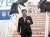 이낙연 국무총리가 22~24일 나루히토(德仁) 일왕 즉위식 참석을 위해 22일 대통령 전용기로 일본 하네다 공항에 도착해 돌풍에 뒤집어진 우산을 들고 트랩을 내려오고 있다.[연합뉴스]