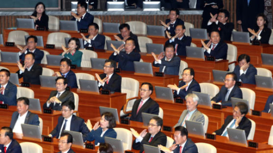 文 공수처법 언급하자···검은 옷 한국당 의원들 양팔로 'X표'