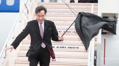 이낙연 총리, 강풍에 우산 부러져도 웃으며 일본 도착